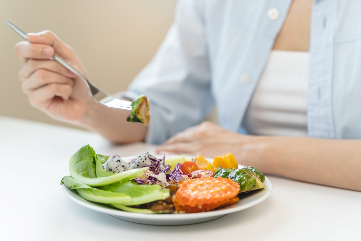 El impacto de la alimentación en la inflamación y el dolor articular: claves para una nutrición antiinflamatoria