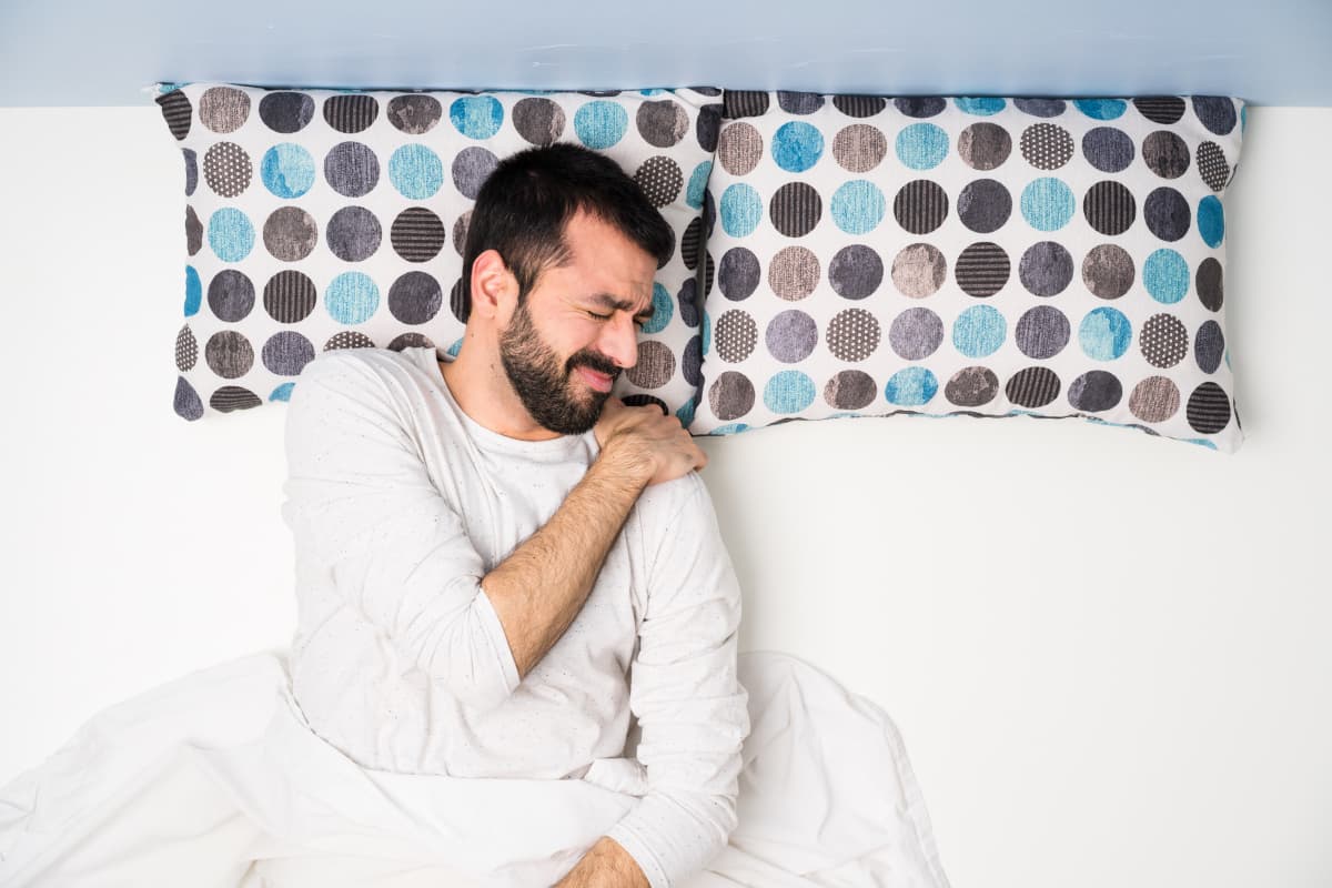 Dolor de hombro nocturno: ¿qué relación tiene con el hígado y el sistema digestivo?
