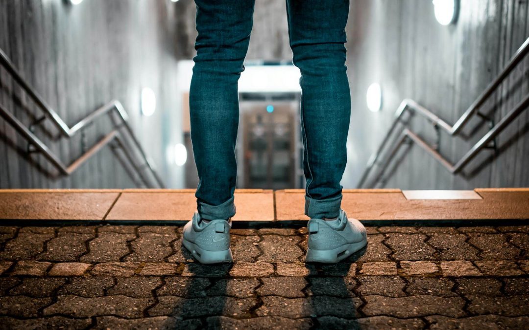 ¿Por qué tu rodilla duele más al bajar que al subir?