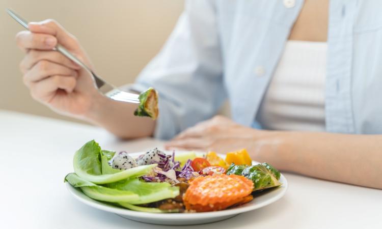 El impacto de la alimentación en la inflamación y el dolor articular: claves para una nutrición antiinflamatoria