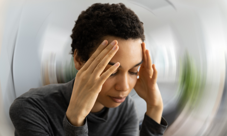 Mareos sin causa clara: qué te están diciendo tu hígado y tu cuello