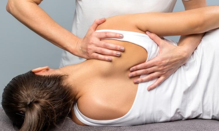 ¿Por qué sigues teniendo dolor entre las escápulas si tu espalda está "bien"?