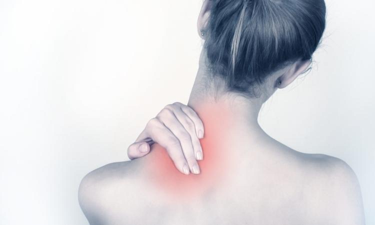 El origen real de tu dolor de cabeza que empieza en el cuello